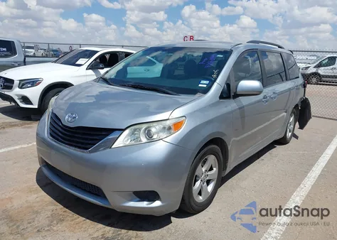 2014 Toyota Sienna Le V6 8 Passenger z USA, uszkodzony, nr VIN 5TDKK3DC5ES453432